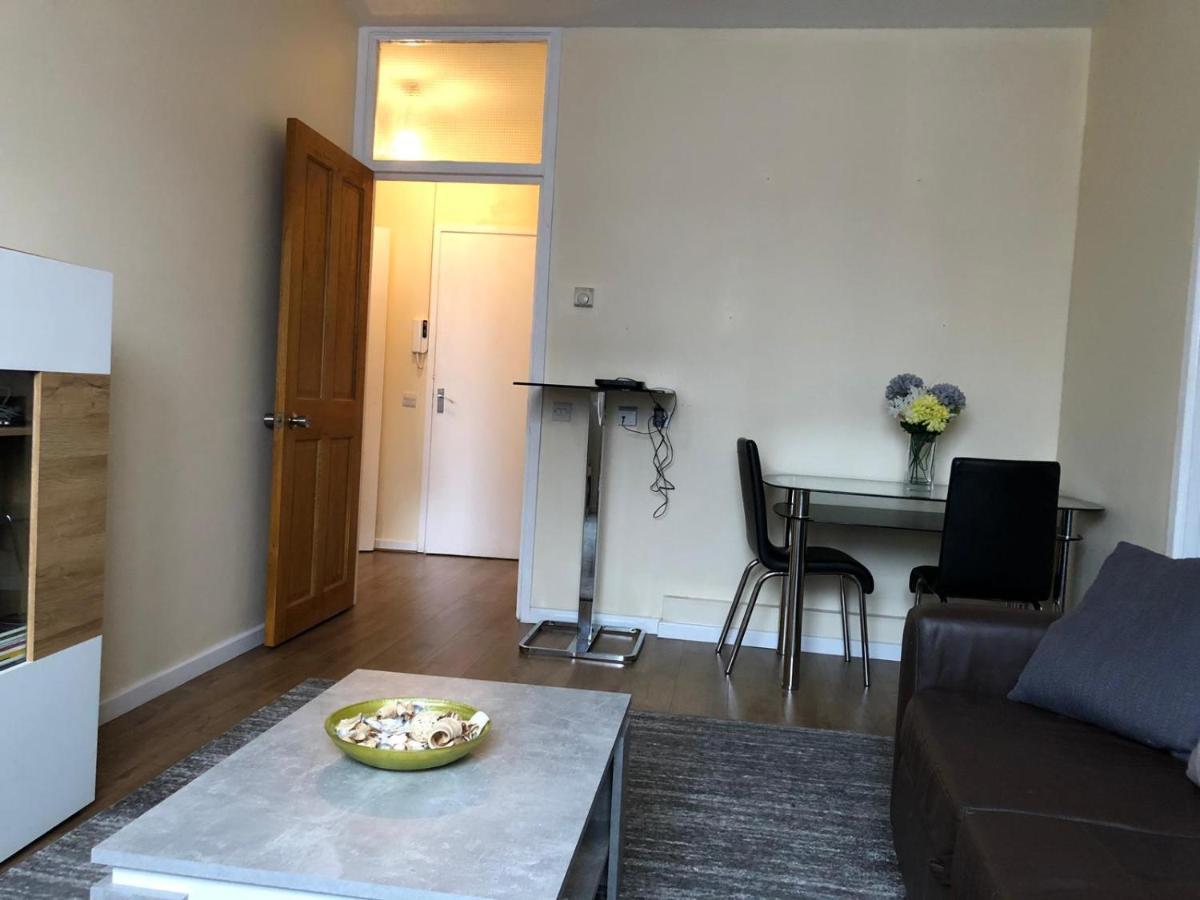 Entire Flat Very Comfortable 1 Bedroom London Bagian luar foto
