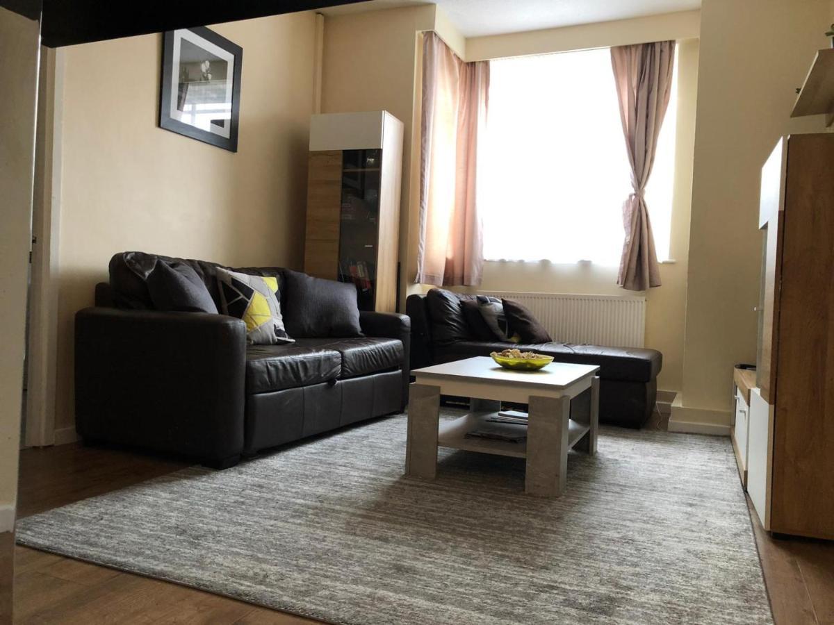 Entire Flat Very Comfortable 1 Bedroom London Bagian luar foto